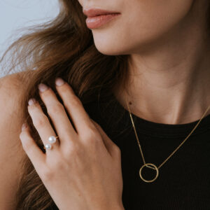 Naszyjnik z dużym kółkiem